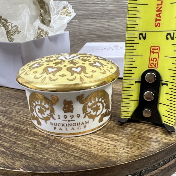 BUCKINGHAM PALACE FINE BONE TRINKET PILL BOX, ROYAL COLLECTION 1999 - Picture 8 of 11